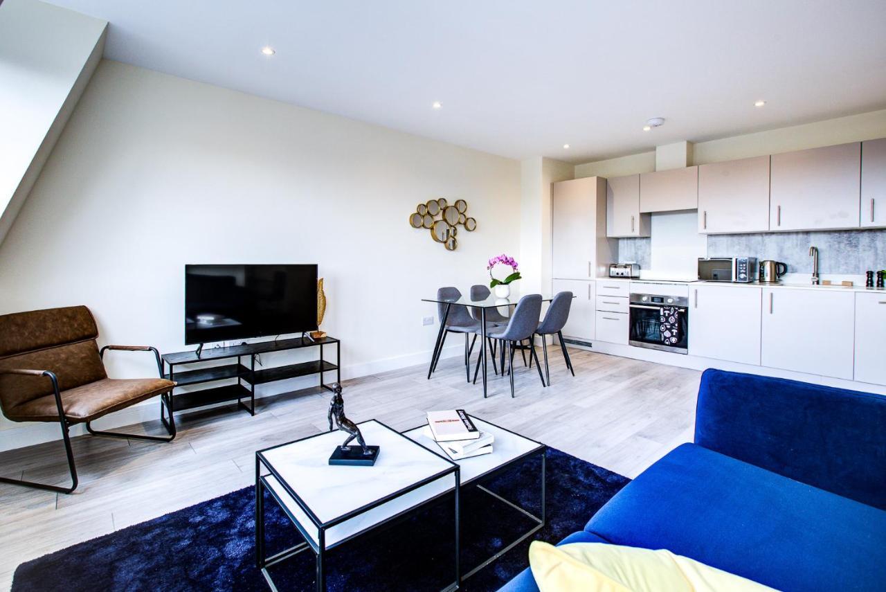 Hybrid Resi - London, Sutton With Onsite Car Parking Daire Cheam Dış mekan fotoğraf