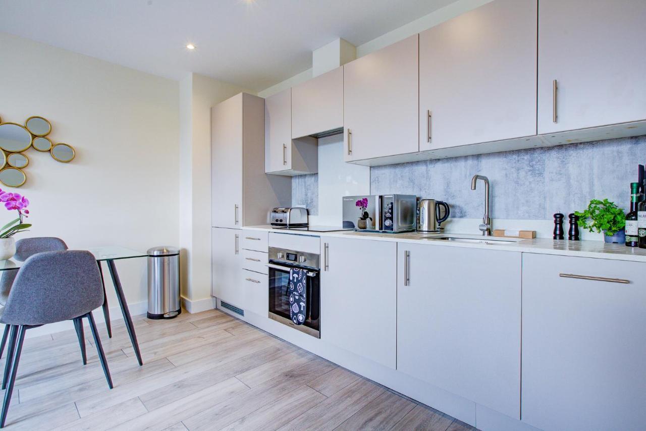 Hybrid Resi - London, Sutton With Onsite Car Parking Daire Cheam Dış mekan fotoğraf