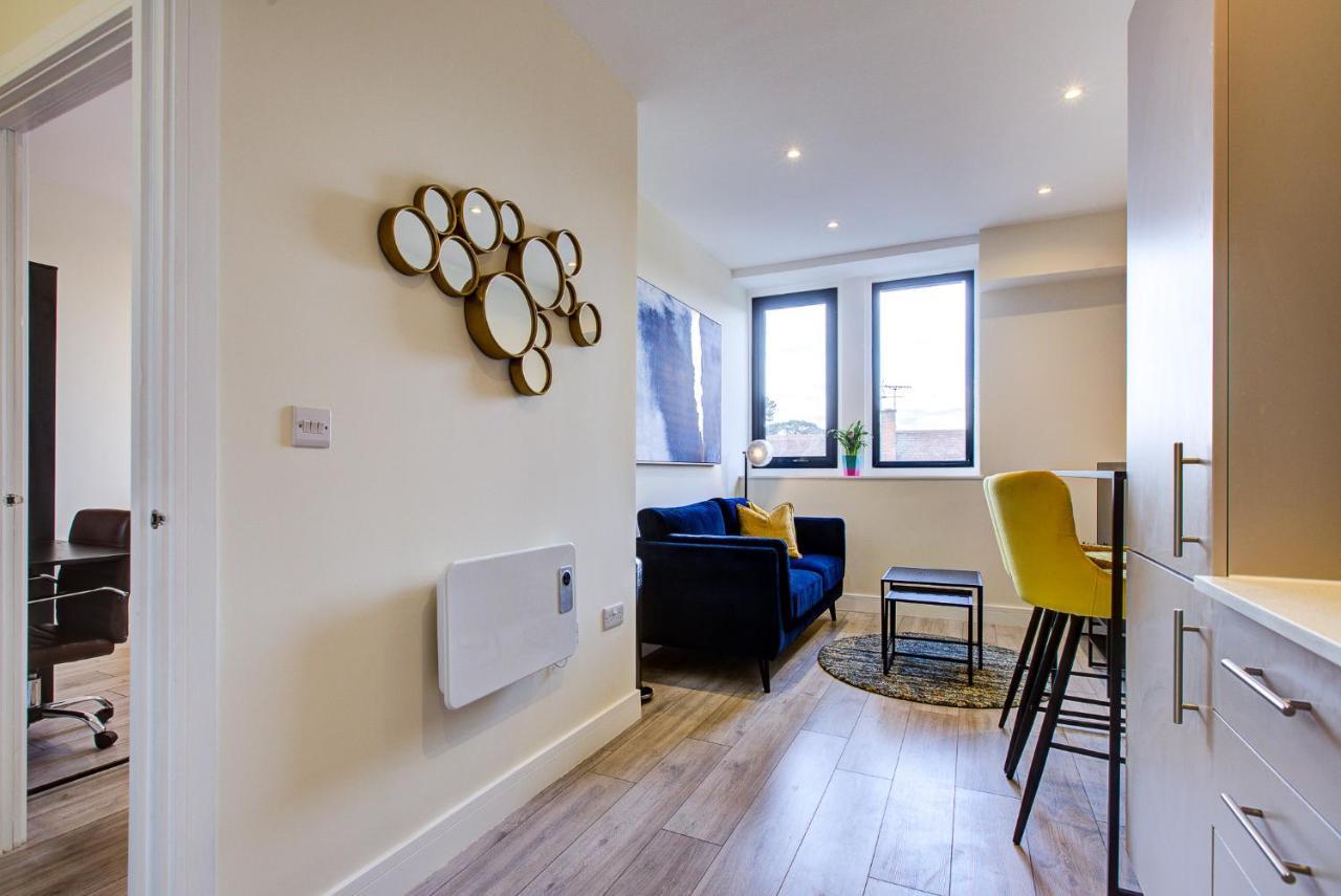 Hybrid Resi - London, Sutton With Onsite Car Parking Daire Cheam Dış mekan fotoğraf