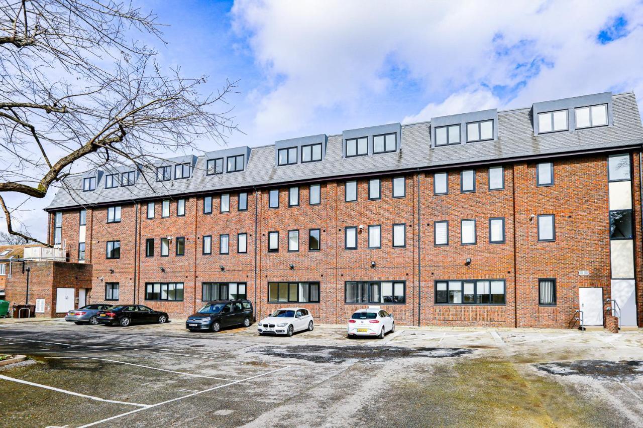 Hybrid Resi - London, Sutton With Onsite Car Parking Daire Cheam Dış mekan fotoğraf